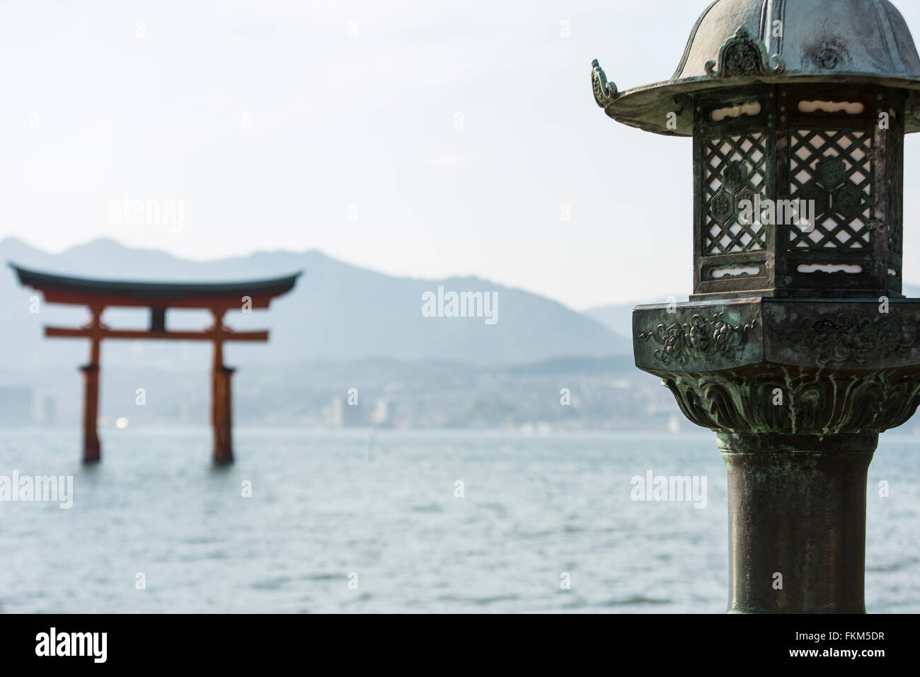 Itsukushima-Schrein Torii-Tor an den hohen Gezeiten. Miyajima, Hatsukaichi, Hiroshima-Präfektur, Japan. Stockfoto