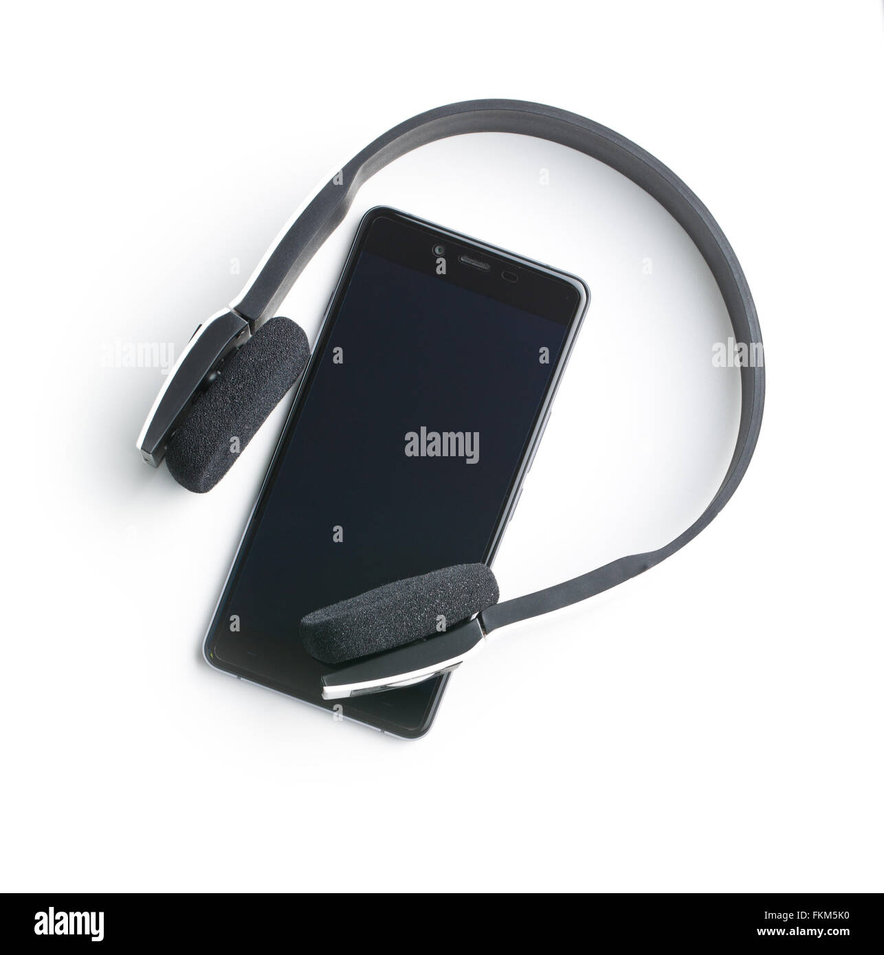 Smartphone und Kopfhörer auf weißem Hintergrund Stockfoto