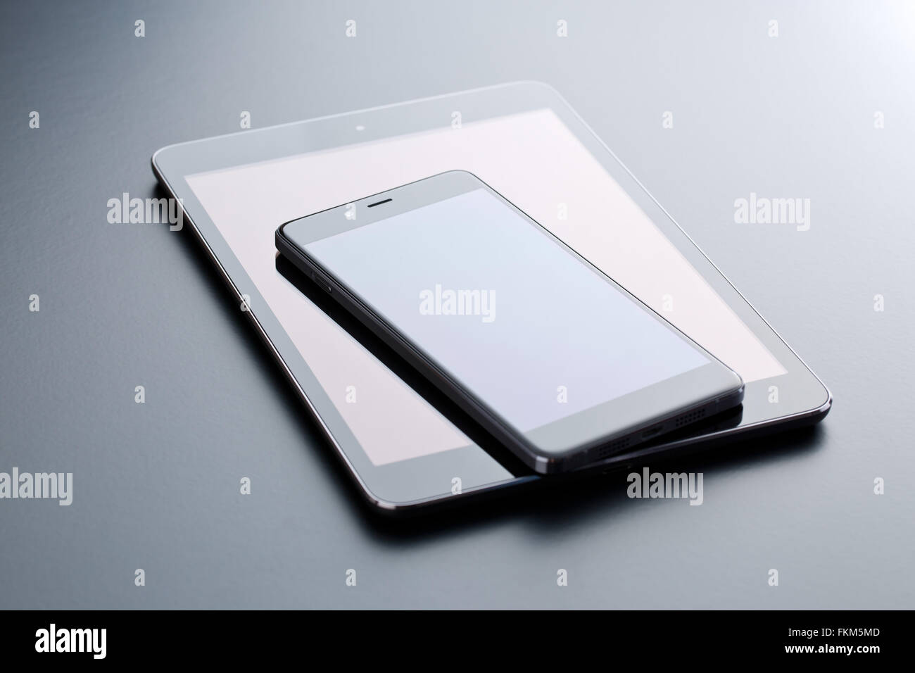 Smartphone Telefon und Computer Tablet auf schwarzem Hintergrund Stockfoto