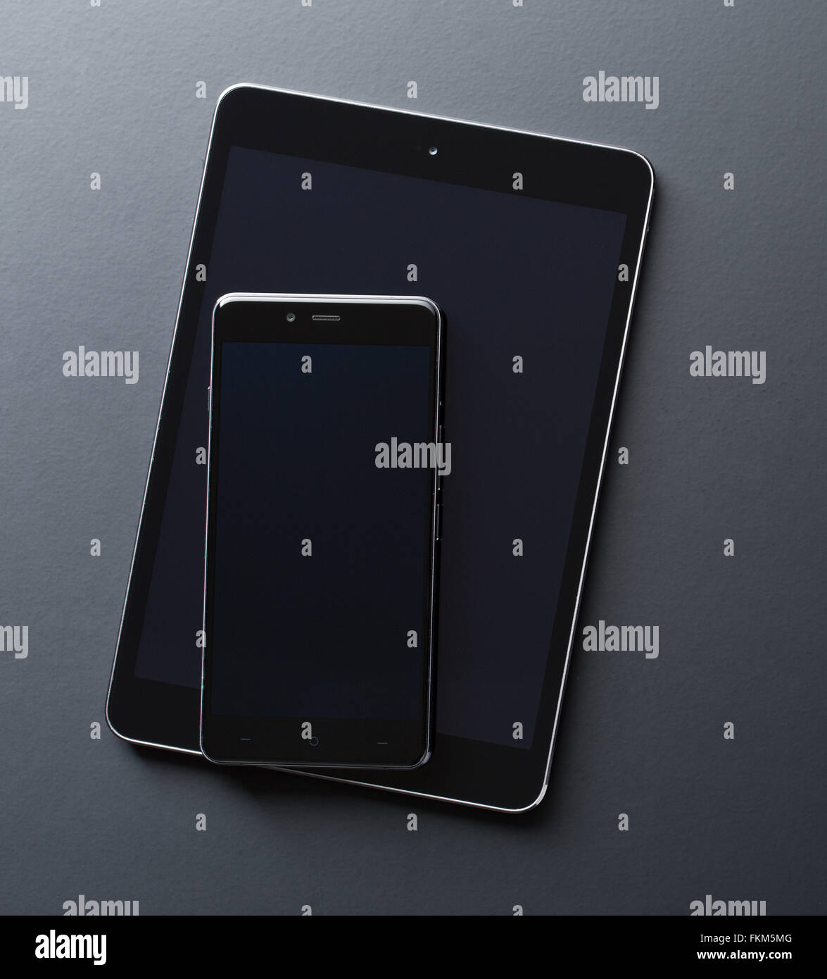 Smartphone Telefon und Computer Tablet auf schwarzem Hintergrund Stockfoto