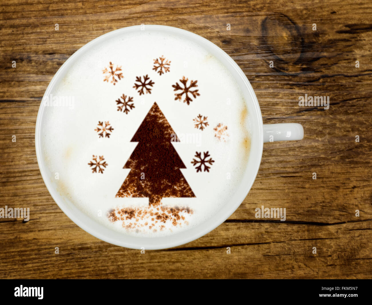 Weihnachtsbaum in einer Tasse cappuccino Stockfoto