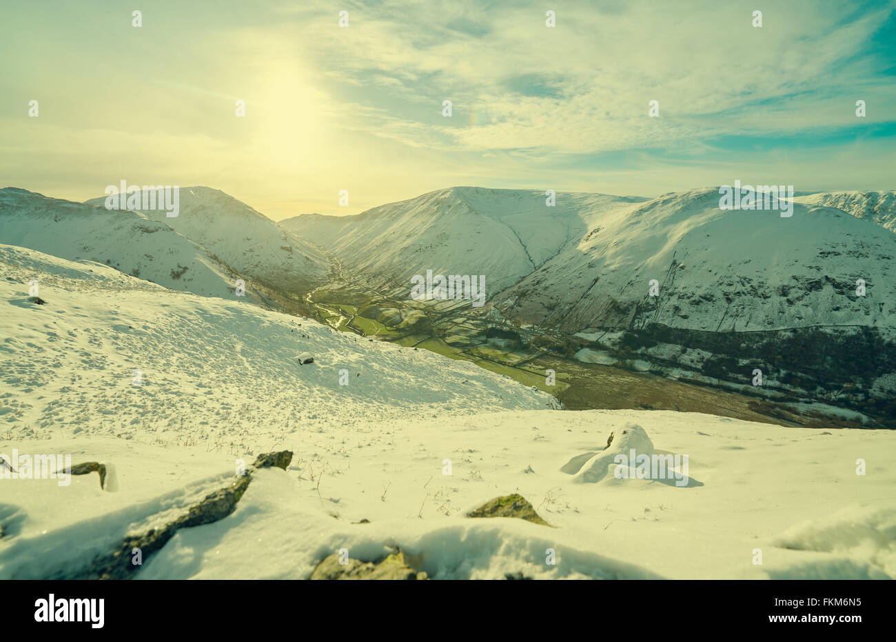 Ansichten von Schnee bedeckt Berge in der englischen Landschaft. Korn und Styling angewendet. Stockfoto