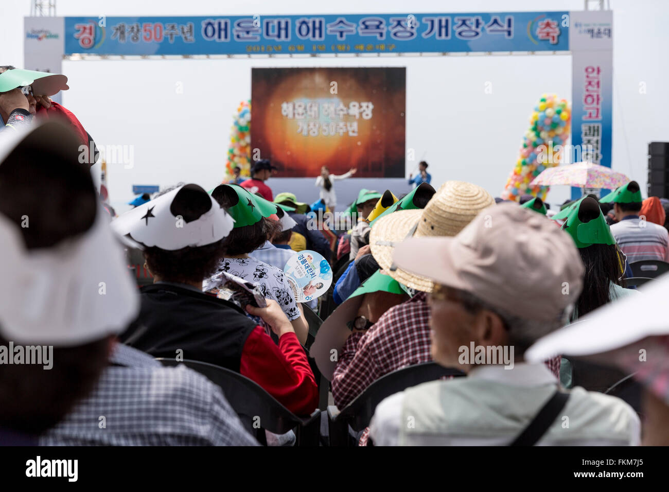 Menschen, die Teilnahme an einem Konzert während Haeundae Sand Festival, Haeundae Strand, Haeundaehaebyeon-Ro, Haeundae-gu, Busan, Südkorea Stockfoto
