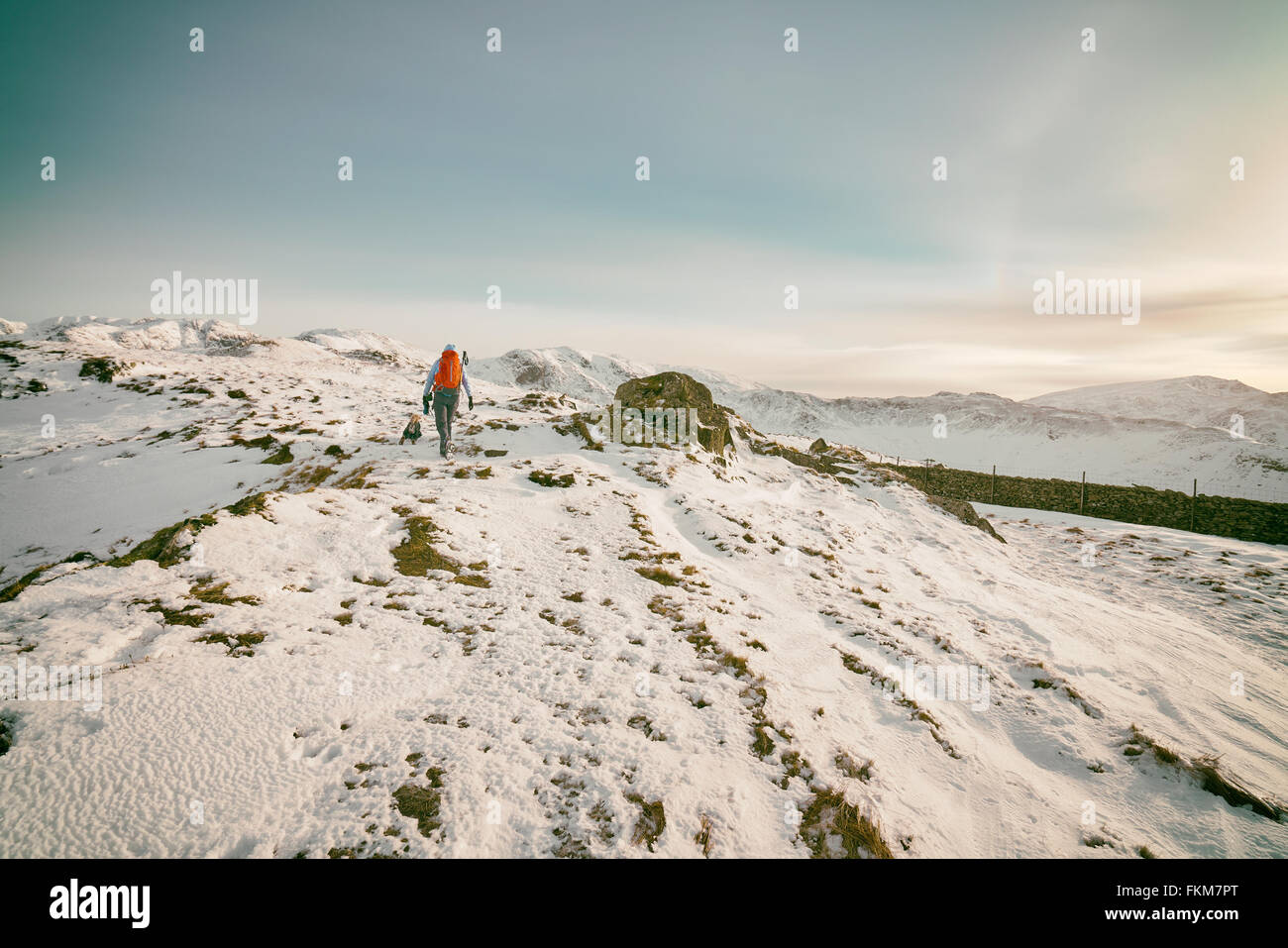 Wandern über schneebedeckte Berge im Vereinigten Königreich. Maserung und Farbe Styling angewendet Stockfoto