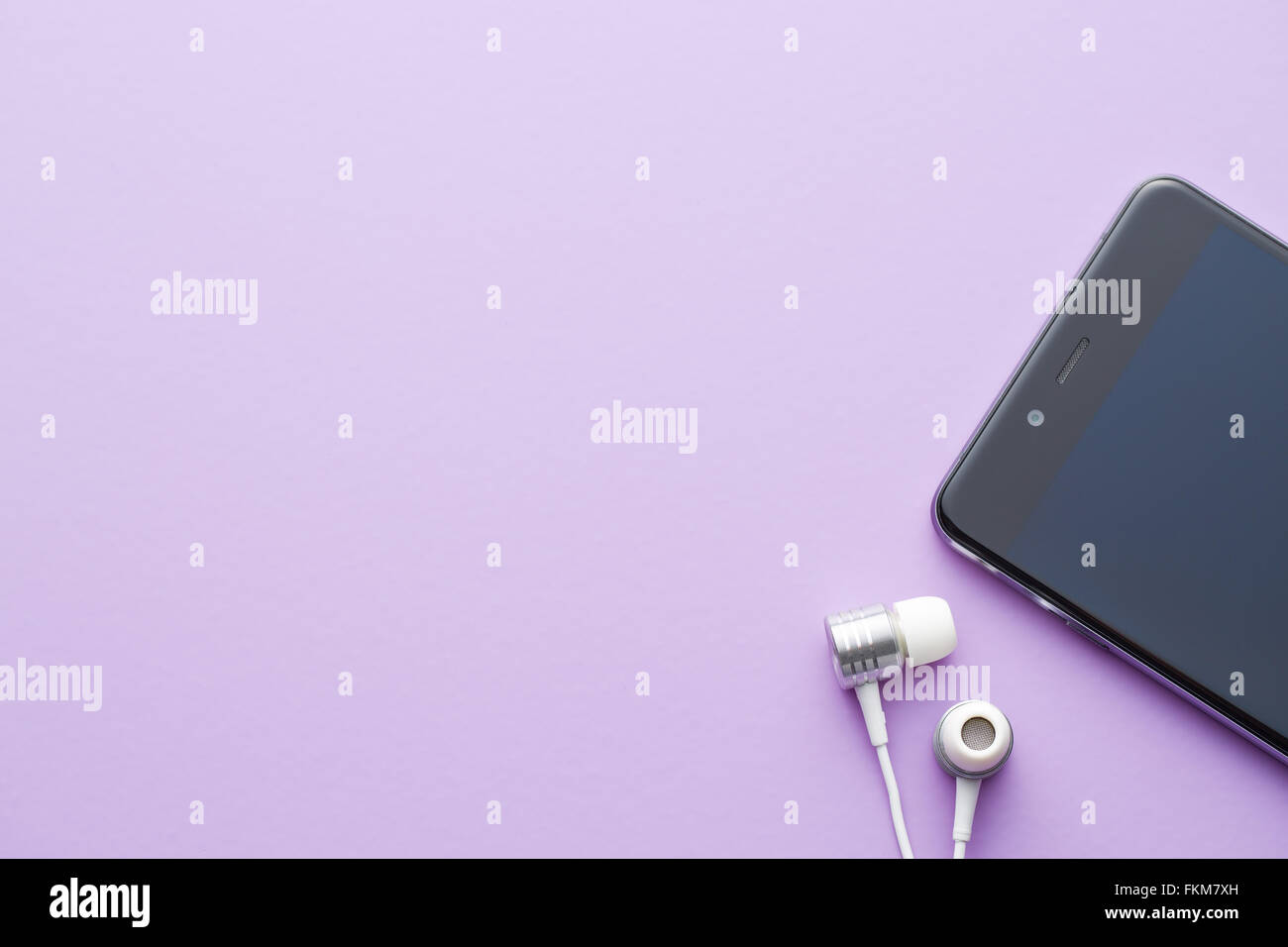 Kopfhörer und Handy auf farbigen Hintergrund Stockfoto