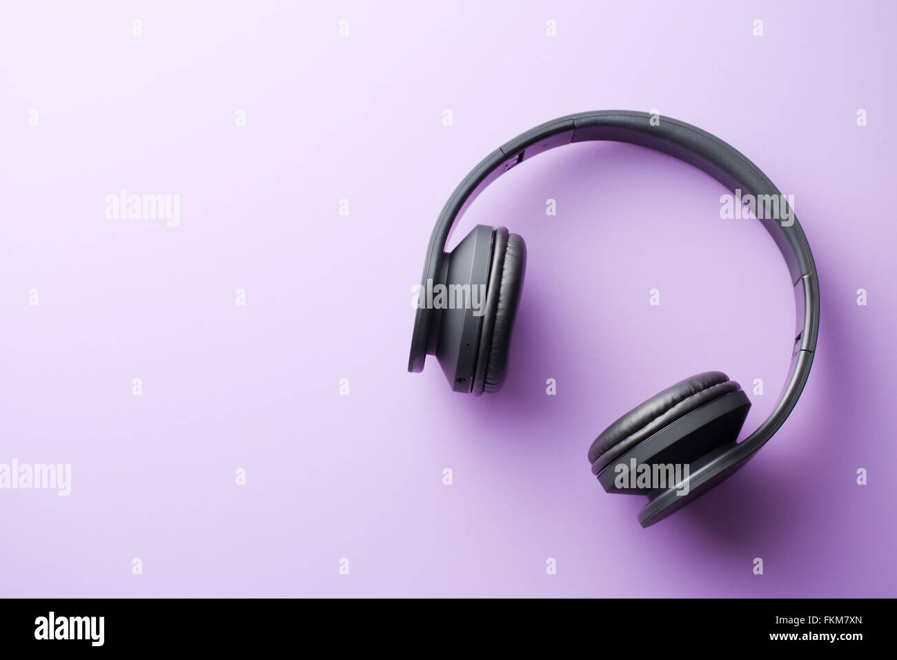 kabellose Kopfhörer auf farbigen Hintergrund Stockfoto