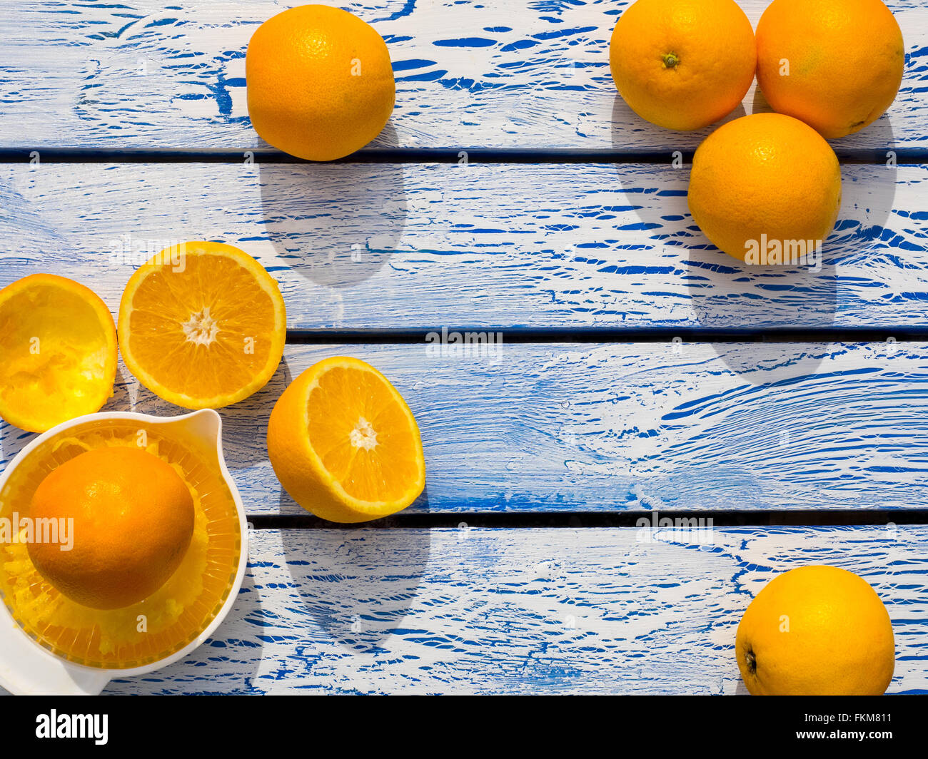 Orangen auf einem blauen Holztisch Stockfoto