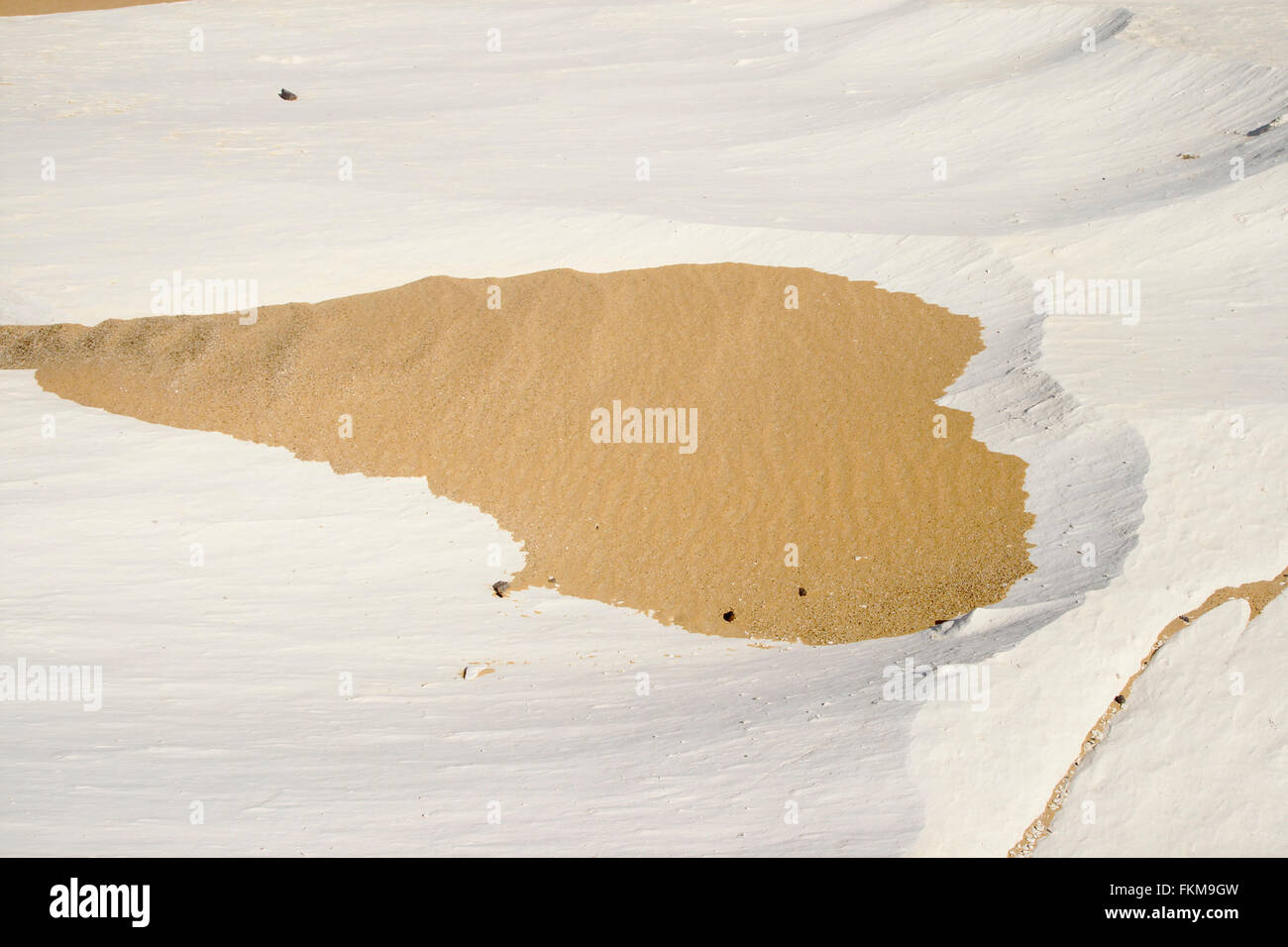 Herzförmige Sand Pfad auf weißem Kalkstein in die Weiße Wüste, Ägypten Stockfoto