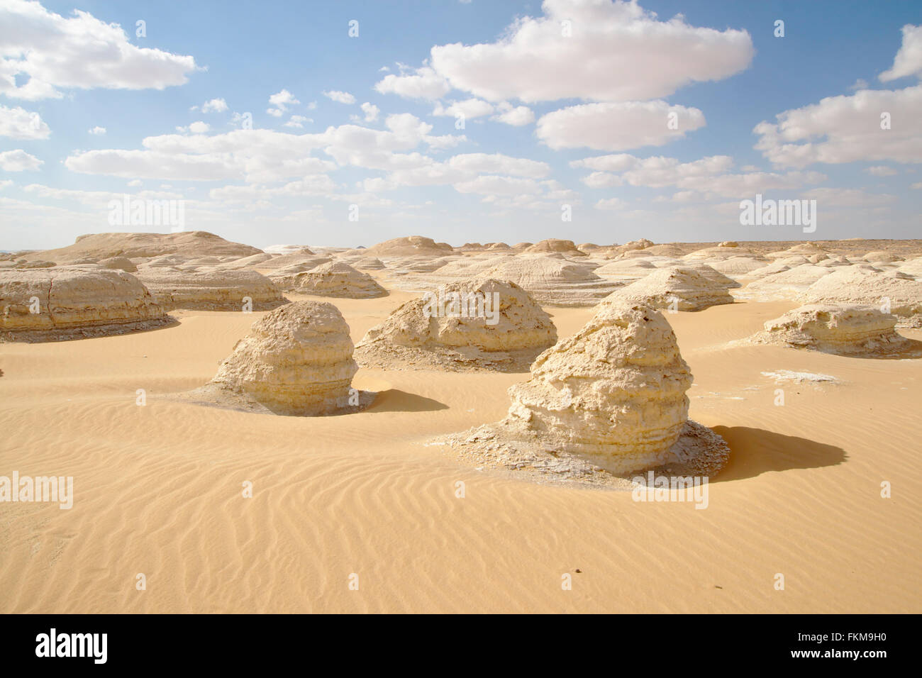 Yardangs und Sand, Felsformation in der weißen Wüste, Ägypten Stockfoto