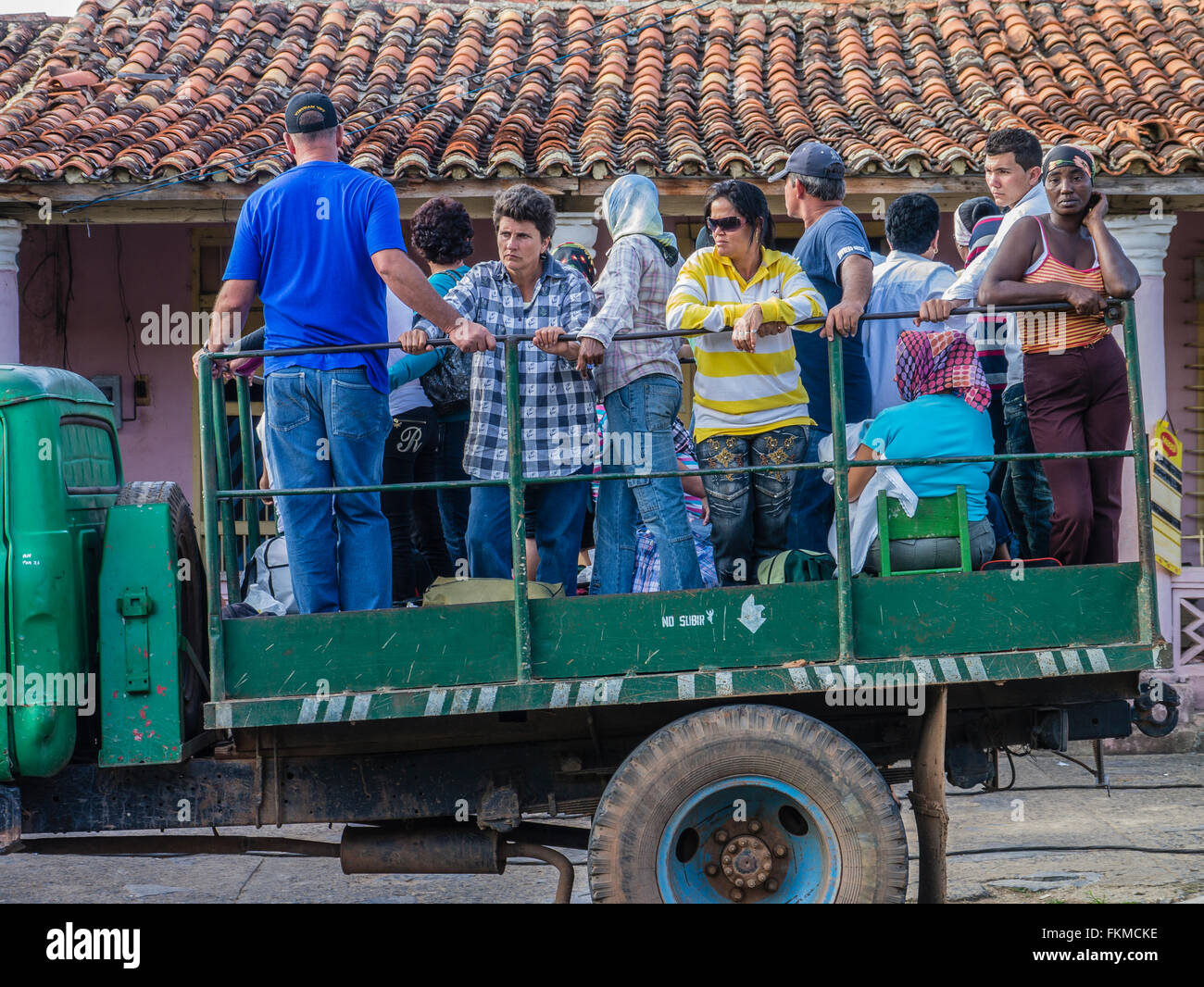 Kubanischen Arbeitnehmerinnen und Arbeitnehmer in Viñales, Kuba pendeln zur Arbeit in einer überfüllten Ladefläche als ein Bus eingesetzt. Stockfoto