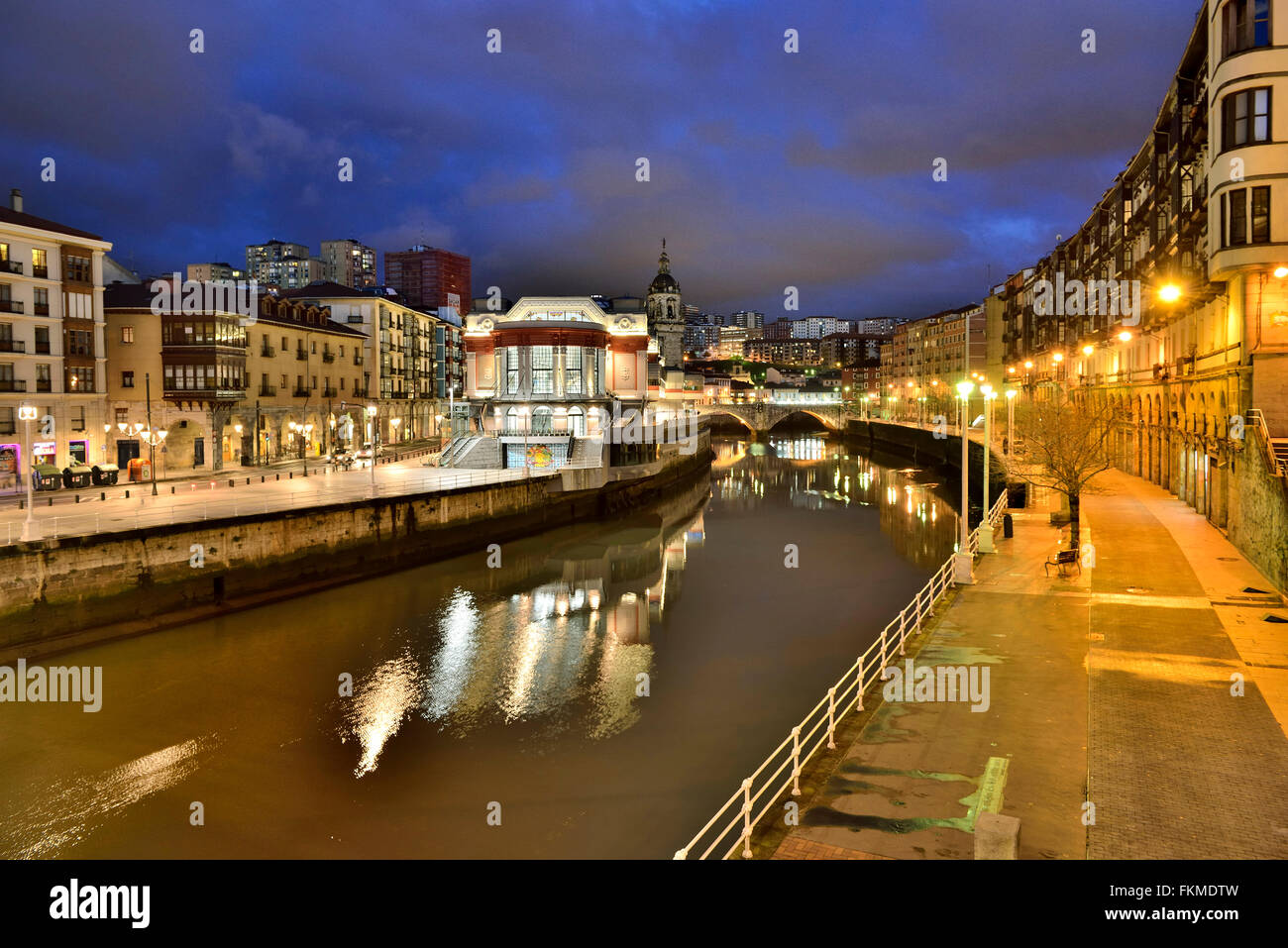 Fluss Nervion und Riverside Markt (Mercado De La Rivera) in der Nacht, Bilbao, Vizcaya, Baskisches Land, Spanien, Europa Stockfoto