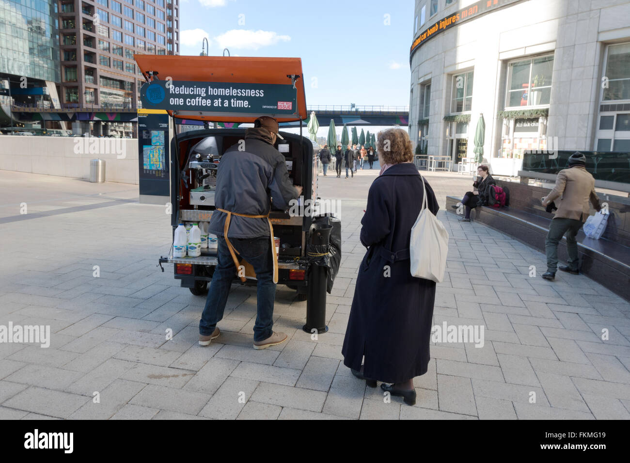 Kaffee-Verkäufer Verkauf von Kaffee zu helfen, die Obdachlosen, Canary Wharf, London UK Stockfoto