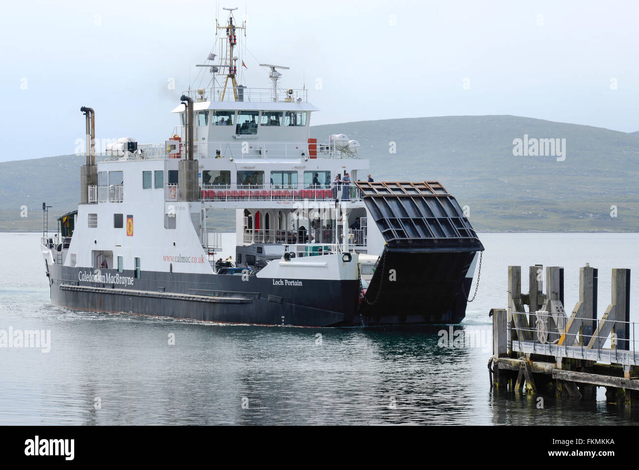 Die Berneray Leverburgh CalMac Ferry Berneray äußeren Hebriden, Schottland auf flach ruhiger See angekommen. Stockfoto