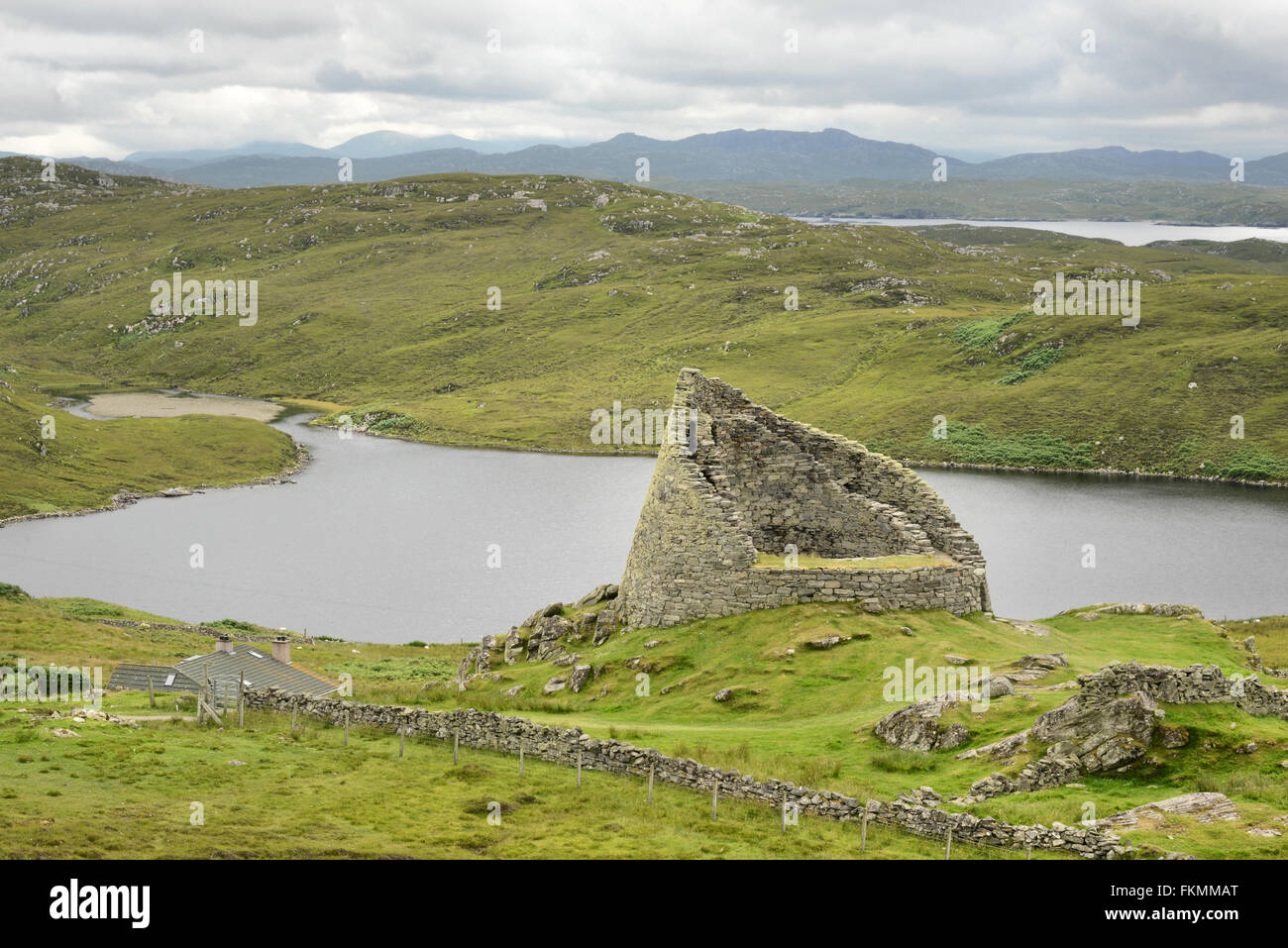 2.000 Jahre alten Dun Carloway Broch an einem bewölkten Tag mit Loch ein Duin im Hintergrund. Stockfoto