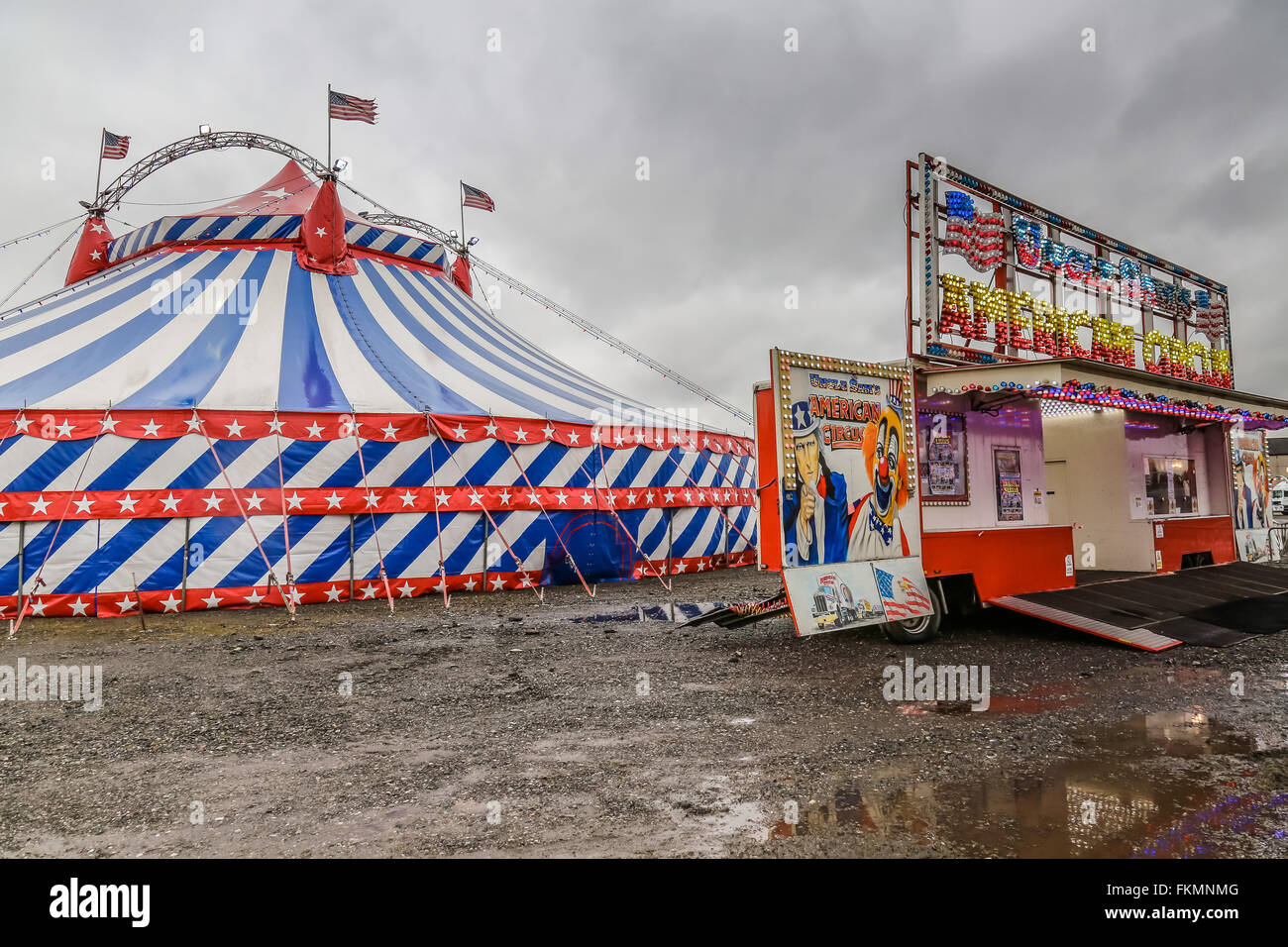 Eine amerikanische Zirkus auf Tour in Großbritannien auf einem nassen und regnerischen Tag Stockfoto