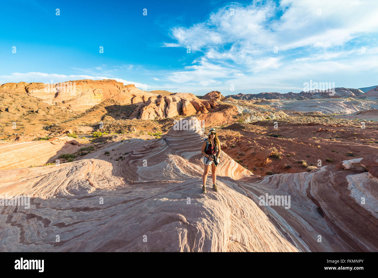 Touristen, Wanderer auf die Fire Wave Sandsteinformation hinter schlafen Eidechse Felsformation, Valley of Fire State Park, Nevada Stockfoto