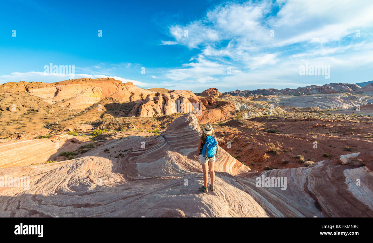 Touristen, Wanderer auf die Fire Wave Sandsteinformation hinter schlafen Eidechse Felsformation, Valley of Fire State Park, Nevada Stockfoto