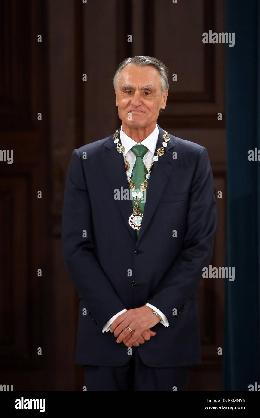 Lissabon, Portugal. 9. März 2016. Neue Portugals Präsident Marcelo Rebelo de Sousa vergibt der scheidende Präsident Anibal Cavaco Silva mit der großen Kette des Order of Liberty im Ajuda Palace, nach seiner Vereidigung im portugiesischen Parlament in Lissabon, Portugal, am 9. März 2016. Bildnachweis: Pedro Fiuza/ZUMA Draht/Alamy Live-Nachrichten Stockfoto