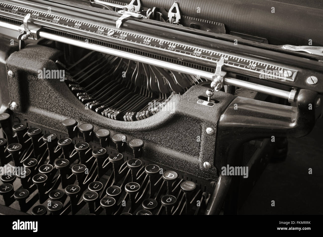 Original antike Schreibmaschine in schwarz und weiß. Horizontale Stockfoto