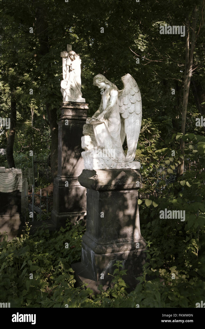 Denkmal in Form eines Engels auf einem alten Friedhof Stockfoto