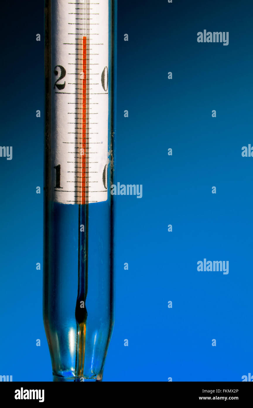 Das Thermometer auf dunkelblauem Hintergrund Stockfoto