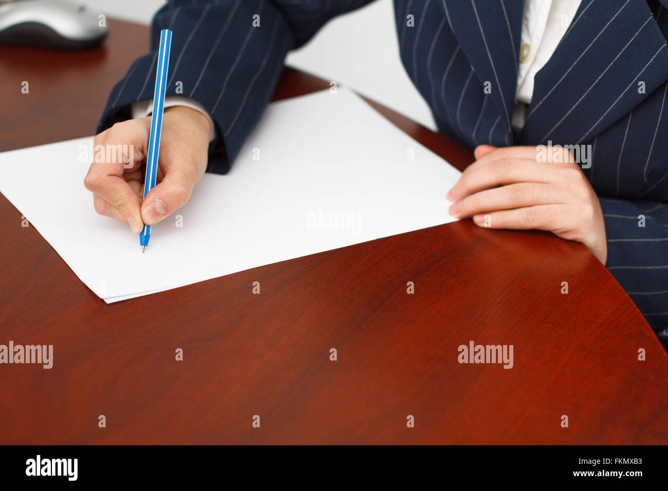 Geschäftsfrau schreiben mit Stift auf Blankopapier Stockfoto