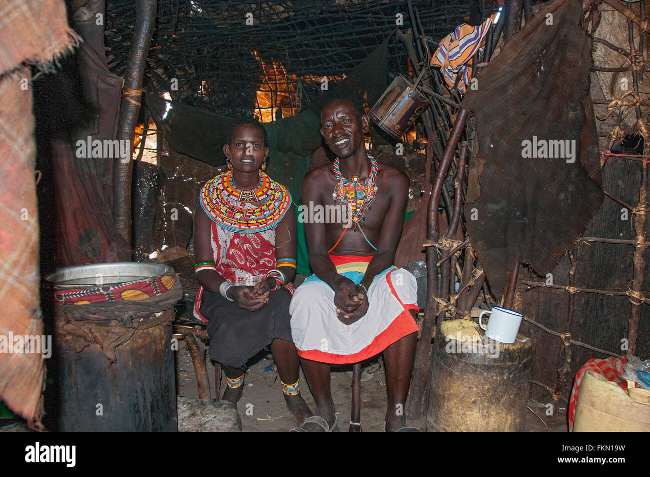 Mann & Frau vom Stamm Samburu in ihrer Manyatta oder Tribal Hütte, Samburu National Reserve, Kenia, Ostafrika Stockfoto