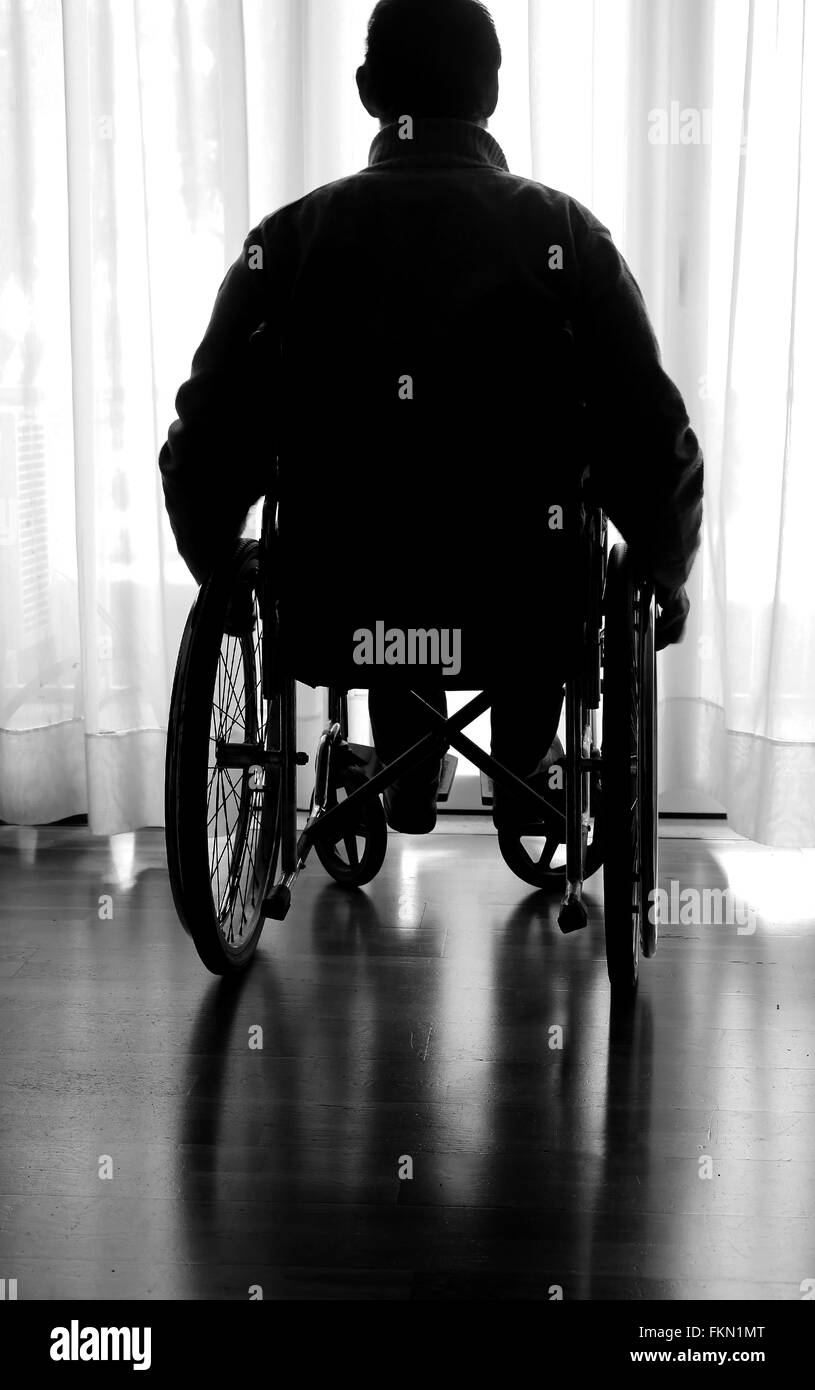 Behinderte, ältere Menschen in einem Rollstuhl sitzt Stockfoto