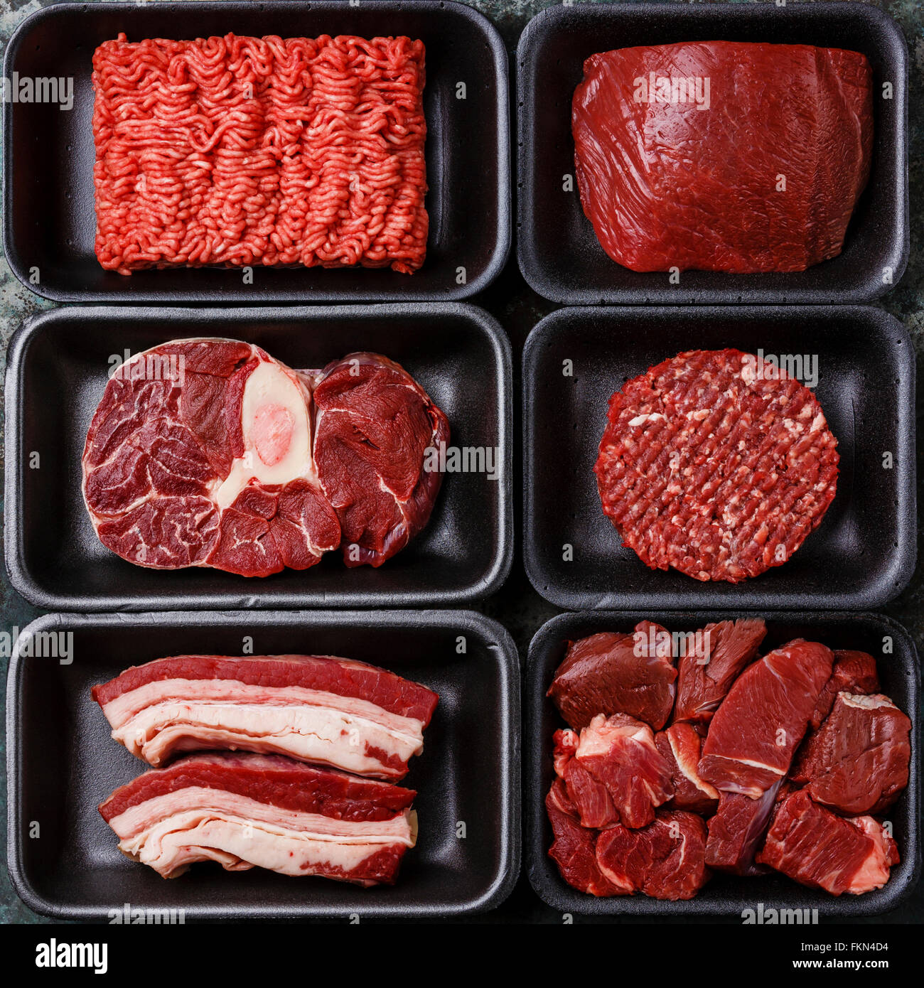 Verschiedene Arten von rohem Fleisch in Plastikboxen Verpackung Tablett Stockfoto