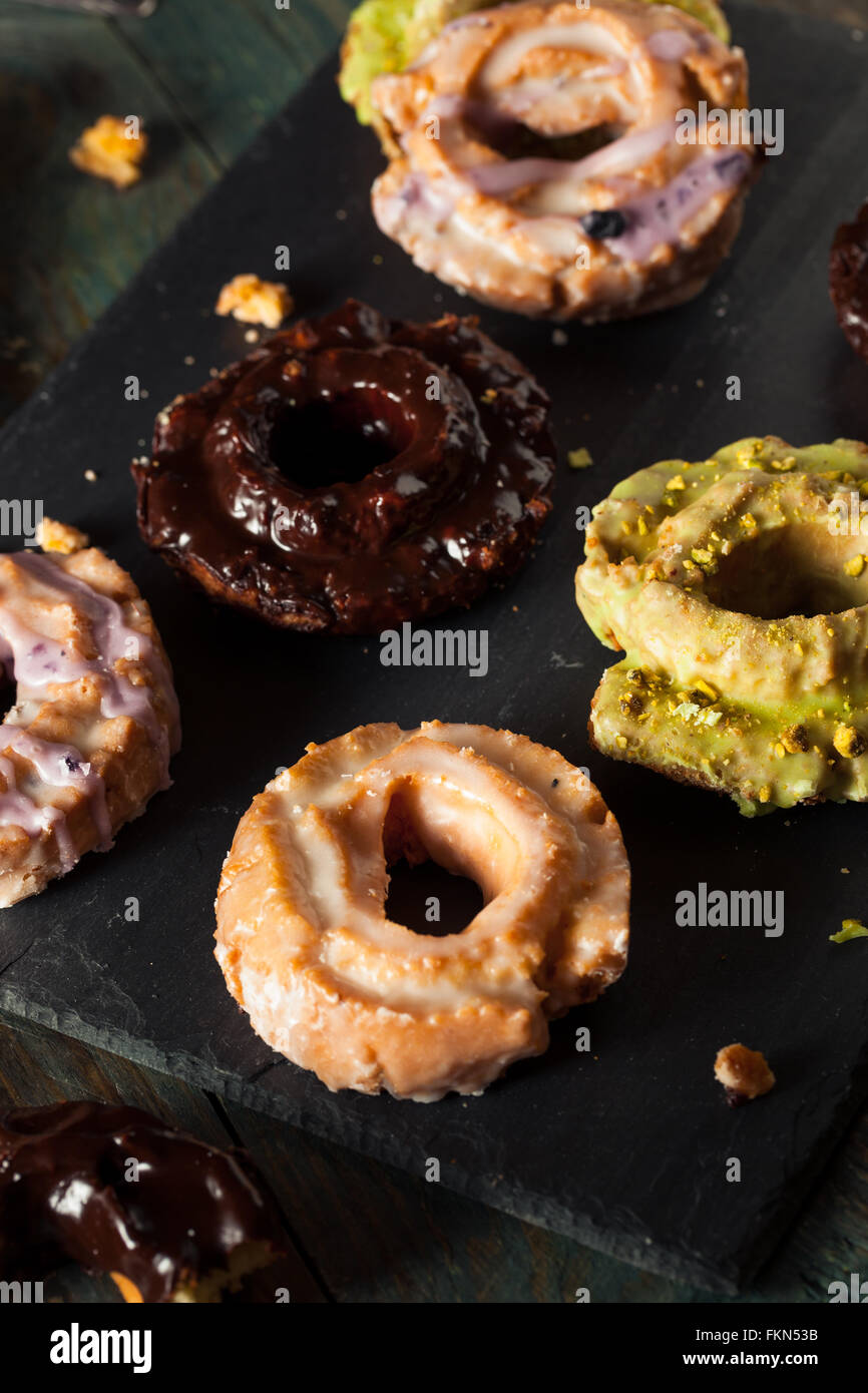 Hausgemachte Old Fashioned Donuts mit Schokolade-Glasur Stockfoto