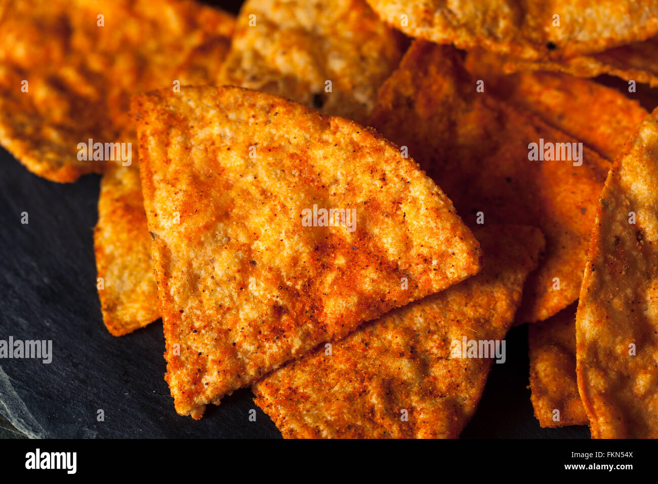 Hausgemachte Chili-Limetten-Tortilla-Chips mit Salsa Stockfoto