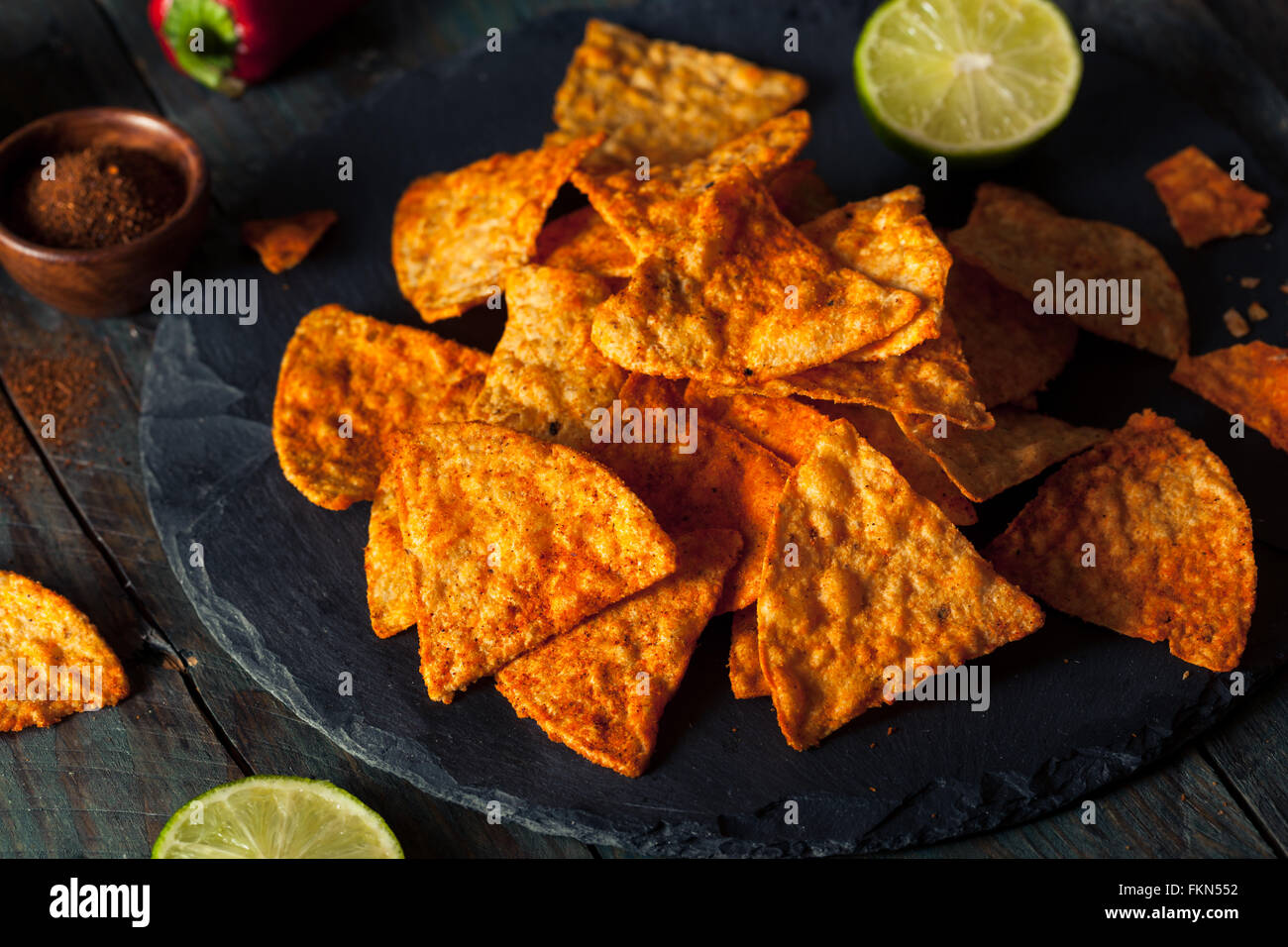 Hausgemachte Chili-Limetten-Tortilla-Chips mit Salsa Stockfoto