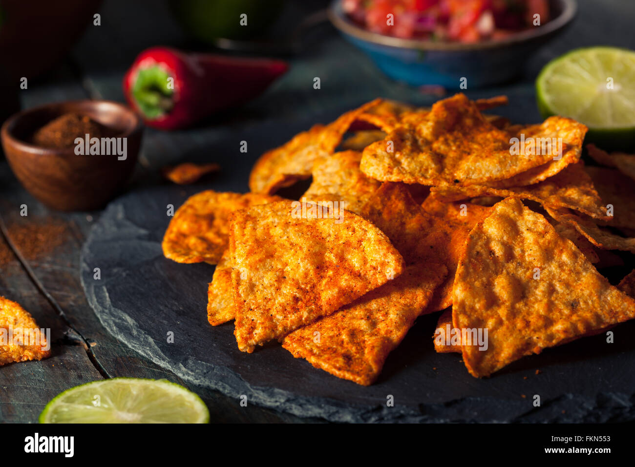 Hausgemachte Chili-Limetten-Tortilla-Chips mit Salsa Stockfoto