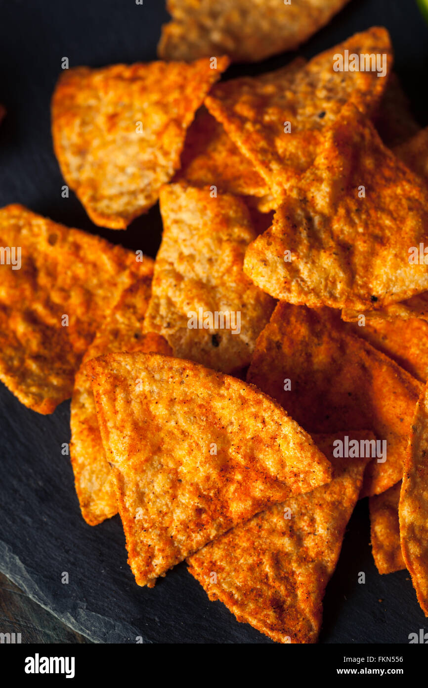 Hausgemachte Chili-Limetten-Tortilla-Chips mit Salsa Stockfoto