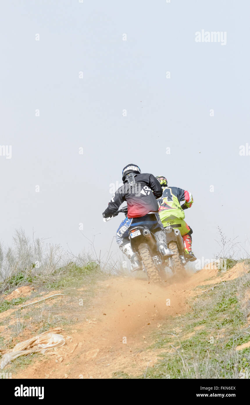 Spanien cross Country Meisterschaft. Zwei Motorradfahrer sind einen Hang mit ihrer Motocross-Motorräder klettern. Stockfoto