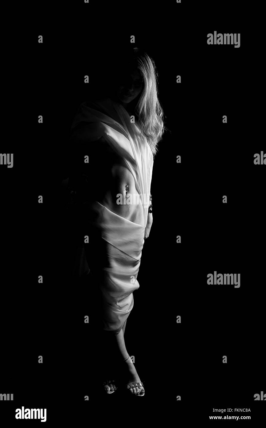 Mädchen in den Schatten, schwarz-weiß-Foto Stockfoto