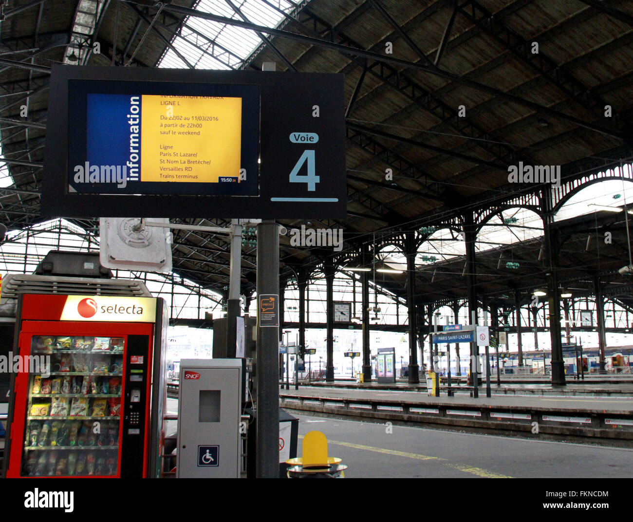 Paris. 9. März 2016. Foto aufgenommen am 9. März 2016 zeigt der Gare Saint-Lazare Bahnhof in Paris, Frankreich während einen landesweiten Streik von Frankreichs staatliche Eisenbahngesellschaft SNCF Arbeiter. Stau sind länger in Bahnhöfen in ganz Frankreich am Mittwoch nach dem Bahnpersonal aufgehört zu arbeiten um schlechte Löhne und Nachfrage bessere Bedingungen zu protestieren. © Zheng Bin/Xinhua/Alamy Live-Nachrichten Stockfoto