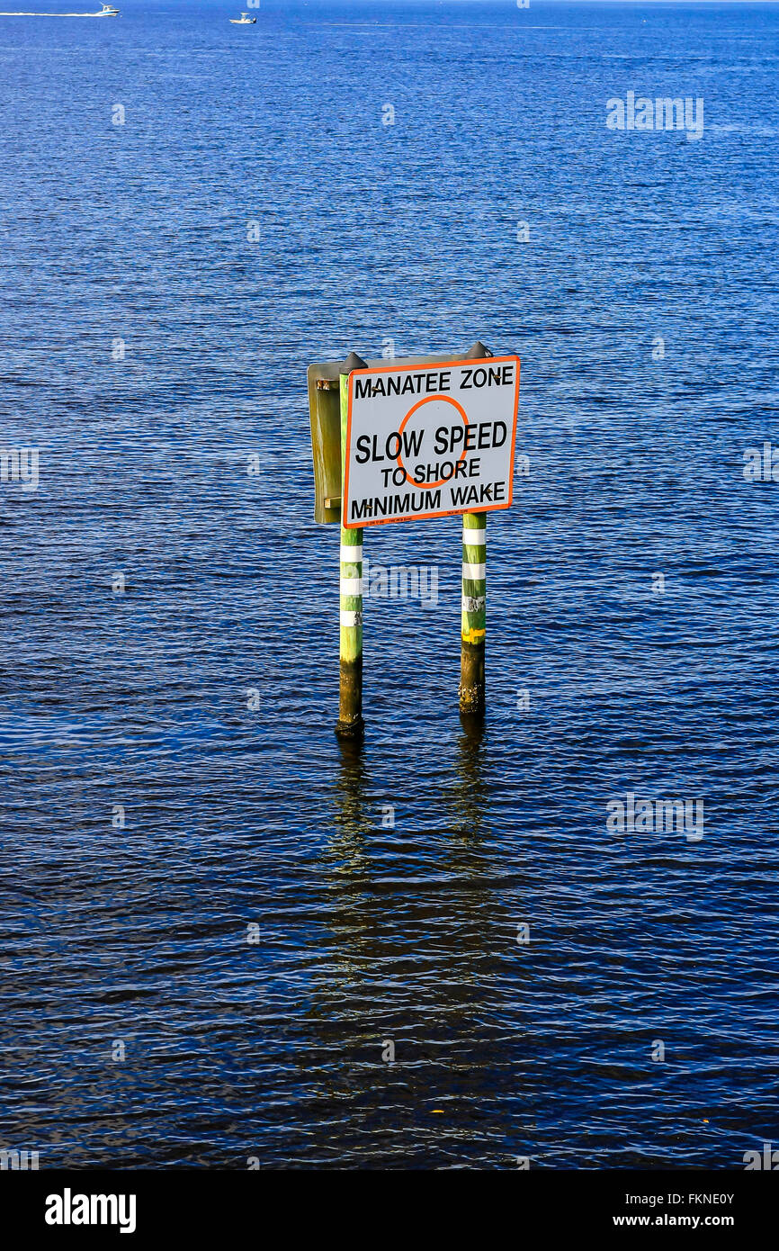 Manatee Zone Warnzeichen für Boote in Florida-Mündung Stockfoto