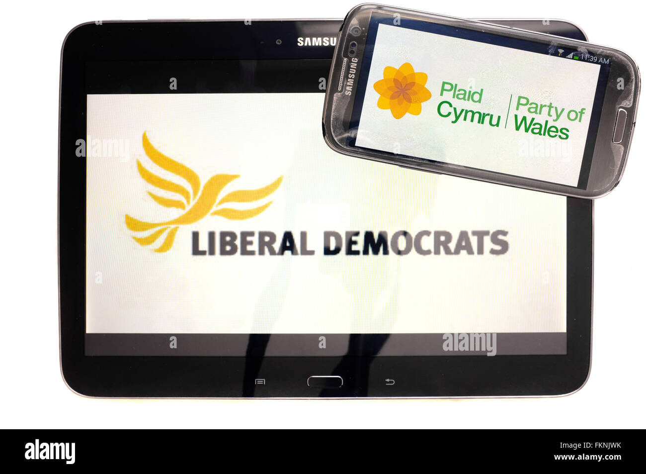 Plaid Cymru und Liberal Democrats Logos auf den Bildschirmen der ein Tablet und Smartphone vor einem weißen Hintergrund angezeigt. Stockfoto