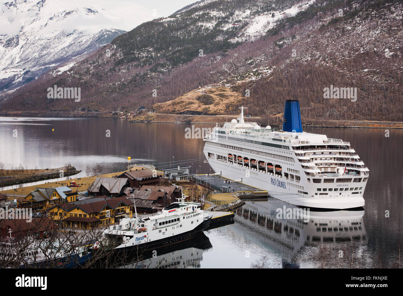 P & O Kreuzfahrtschiffes Oriana angedockt im Hafen in Flåm, Norwegen. Stockfoto