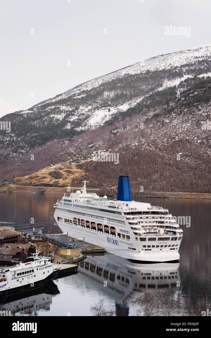 P & O Kreuzfahrtschiffes Oriana angedockt im Hafen in Flåm, Norwegen. Stockfoto