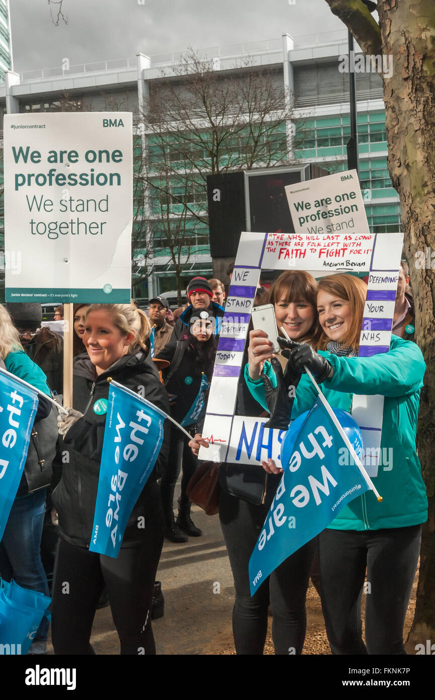 London, UK. 9. März 2016. Ärzte in der Ausbildung nehmen Sie eine "Selfie" bei der Rallye von Gesundheitspersonal und anderen Gewerkschaftern gegenüber University College Hospital. Führende Gewerkschafter kam sozusagen zur Unterstützung der Ärzte und die Kampagnen des NHS von Privatisierung zu retten. Peter Marshall/Alamy Live-Nachrichten Stockfoto