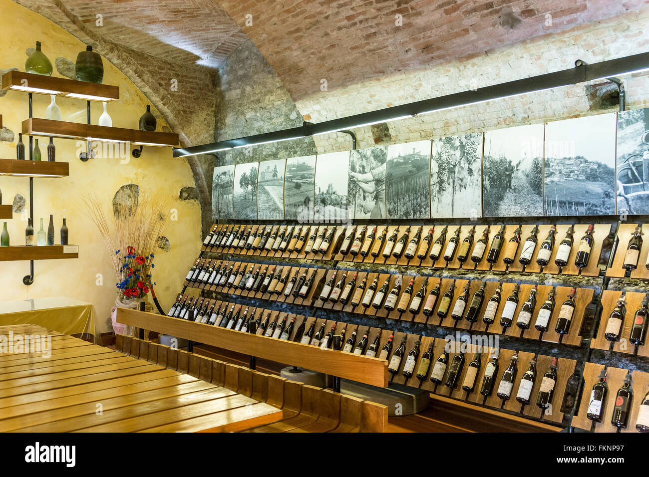 Wein-Shop anzeigen ' Enoteca Regionale del Barolo "Falletti Haupträumen Barolo Langhe Piemont Italien Stockfoto