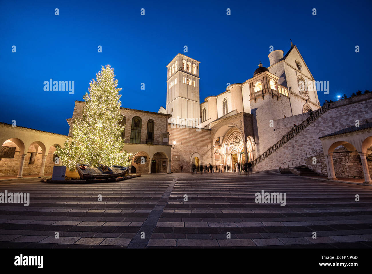 Assisi, Umbrien, Italien. Kirche San Francis. Der große Weihnachtsbaum und die und die besondere Krippe auf einem Boot der Flüchtlinge Stockfoto