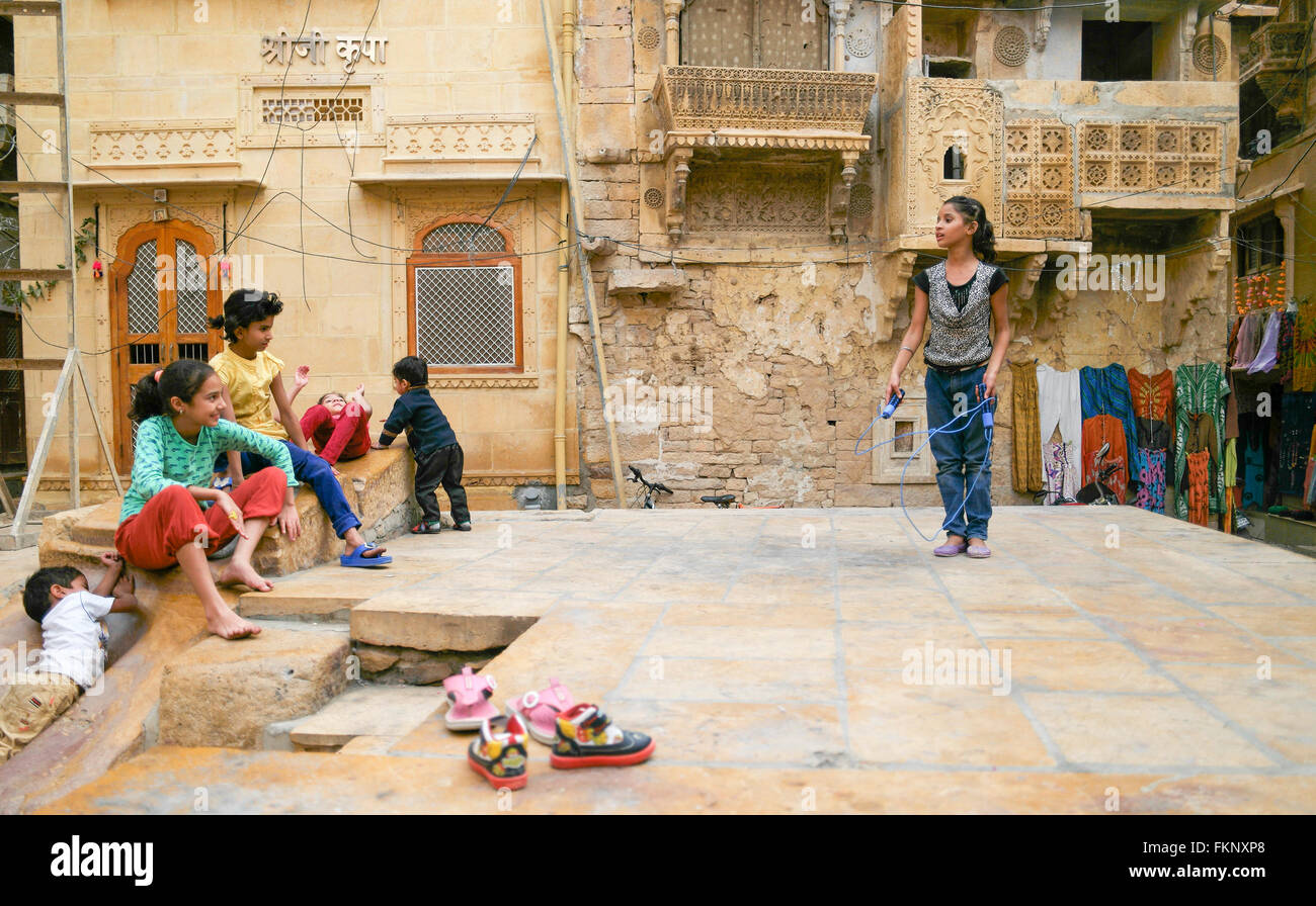 Nicht identifizierte lokale Kinder spielen in die goldene Festung von Jaisalmer in Indien. Stockfoto