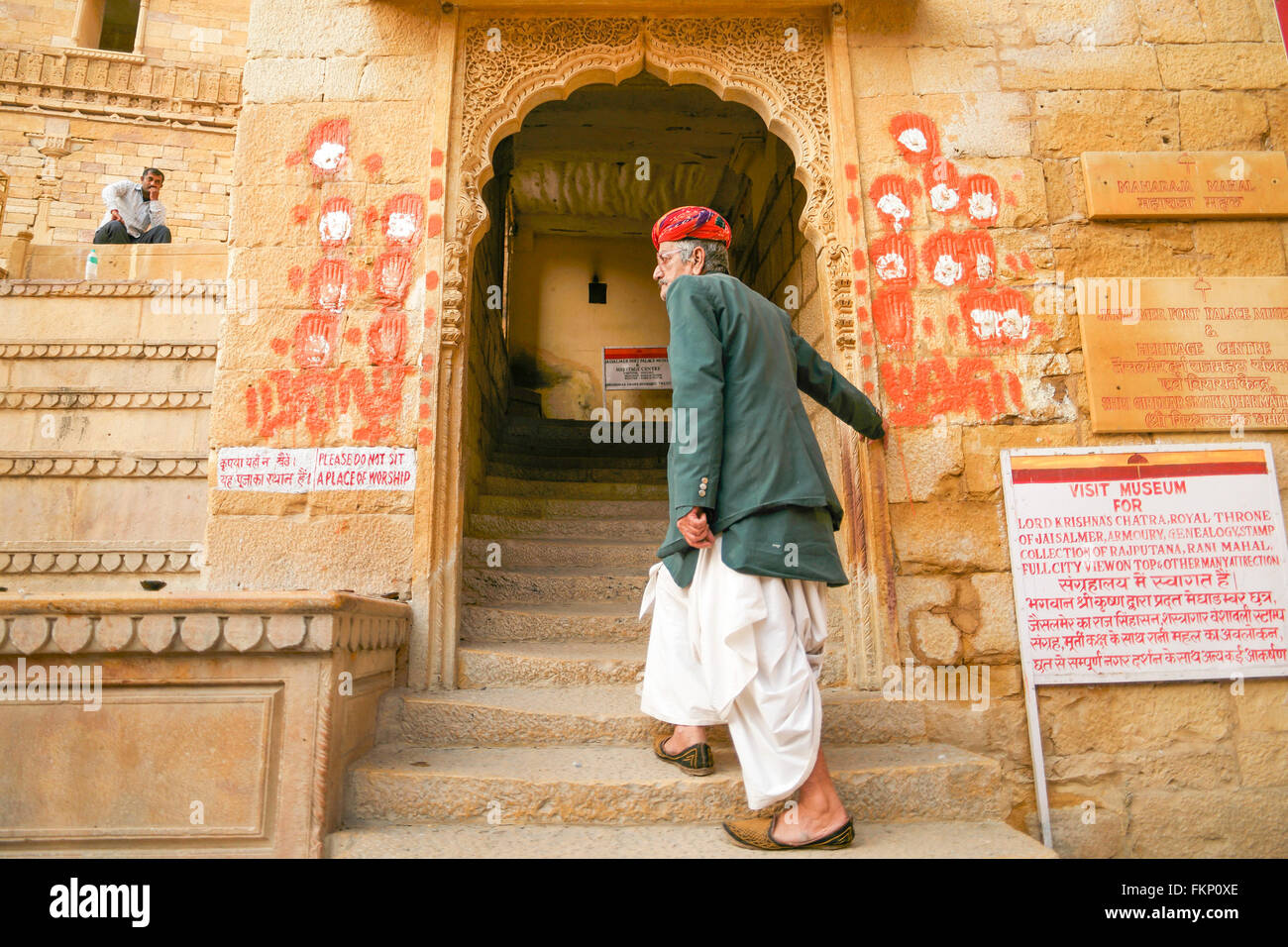 Nicht identifizierte lokale Besucher der Maharaja Mahal in die goldene Festung von Jaisalmer Stockfoto