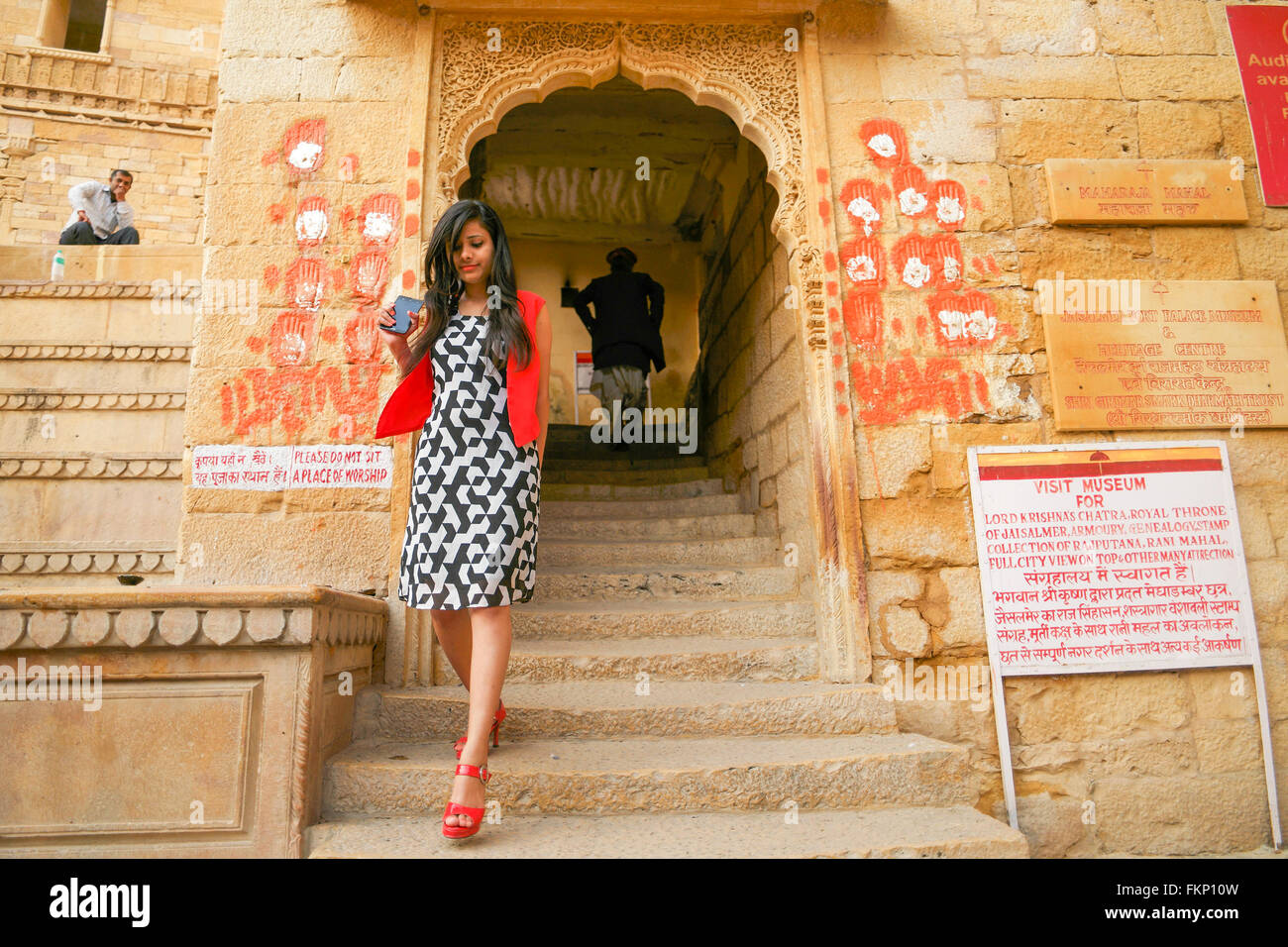 Nicht identifizierte lokale Besucher der Maharaja Mahal in die goldene Festung von Jaisalmer. Stockfoto