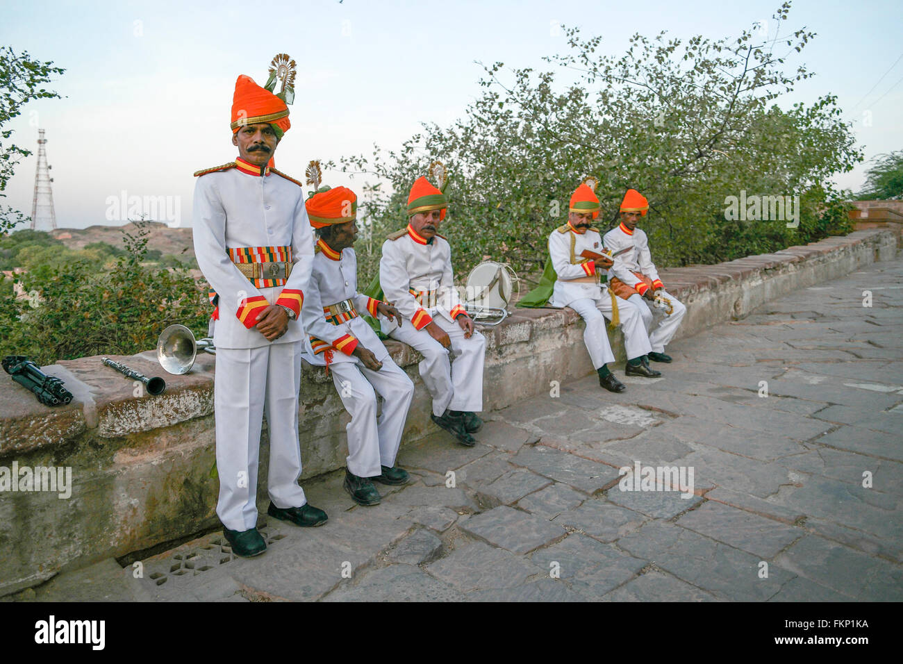 Nicht identifizierte Mitglieder der indischen Orchester erholend außerhalb der Mehrangarh Fort in Jodhpur Stockfoto