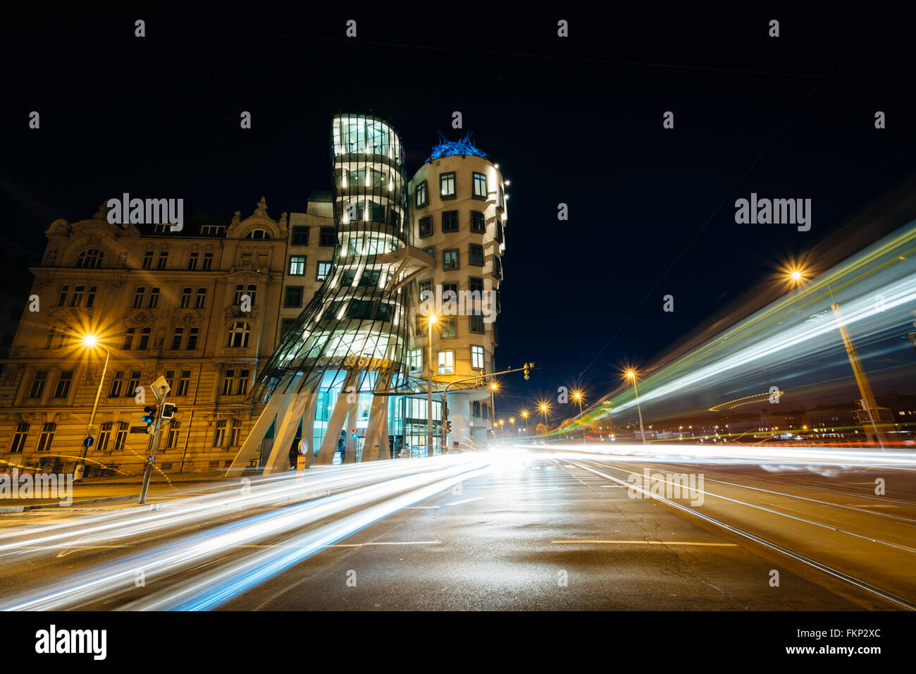 Das Tanzende Haus in der Nacht in Prag, Tschechien. Stockfoto