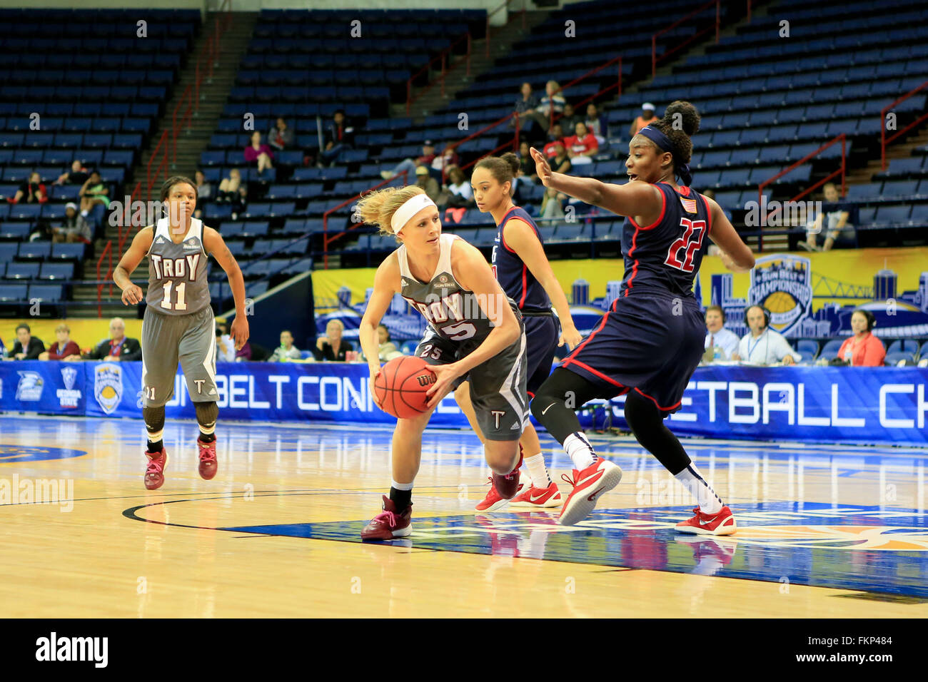 New Orleans, Louisiana, USA. 9. März 2016. Troy Trojans weiterleiten Casie Johnson (25) dribbelt um South Alabama Jaguars vorwärts Taylor Jenkins (22) während die Sunbelt Conference Championship Spiele in UNO Lakefront Arena in New Orleans, Louisiana. Steve Dalmado/CSM/Alamy Live-Nachrichten Stockfoto